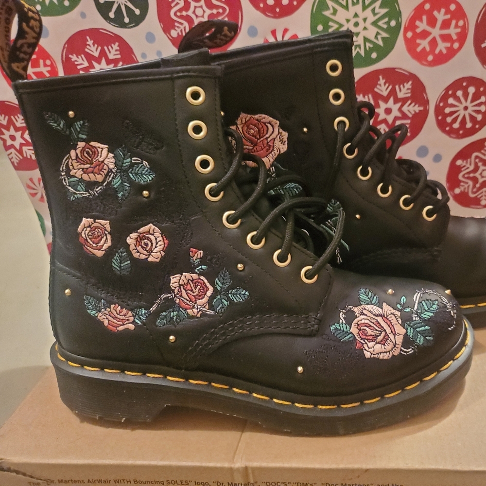 Dr Martens Women Sz 6 Floral Embroidered Black Combat  Boots Very Rare Brand New